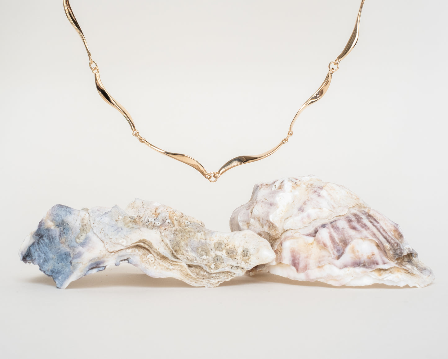 Collier ONDE plaqué or 18 carats – ambiance