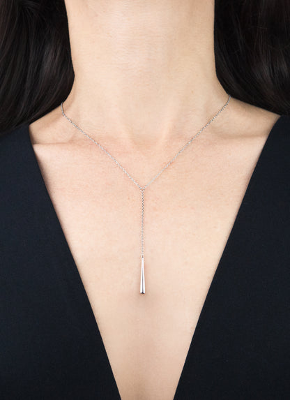 Collier pendant DROP en argent 925 porté sur le décolleté