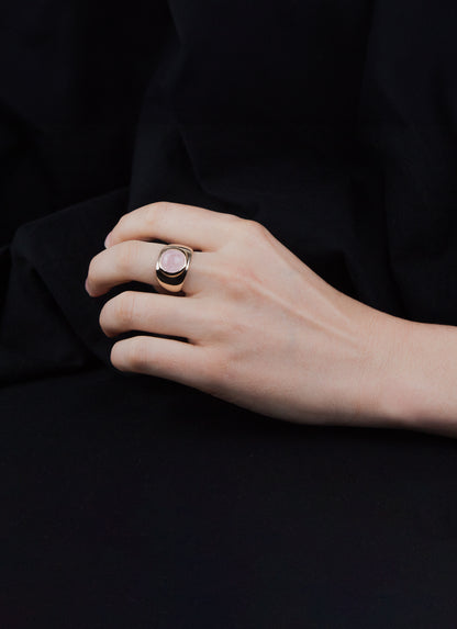 Bague DAWN plaqué or 18 carats quartz rose – portée à la main
